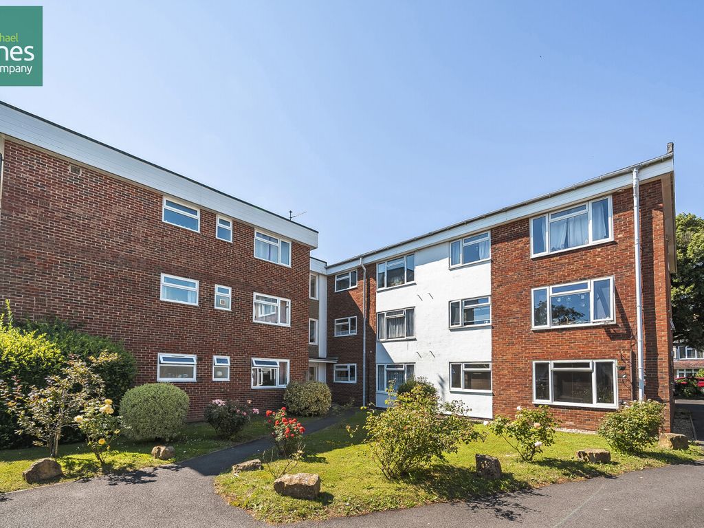 2 bed flat to rent in Rowlands Road, Worthing, West Sussex BN11, £1,300