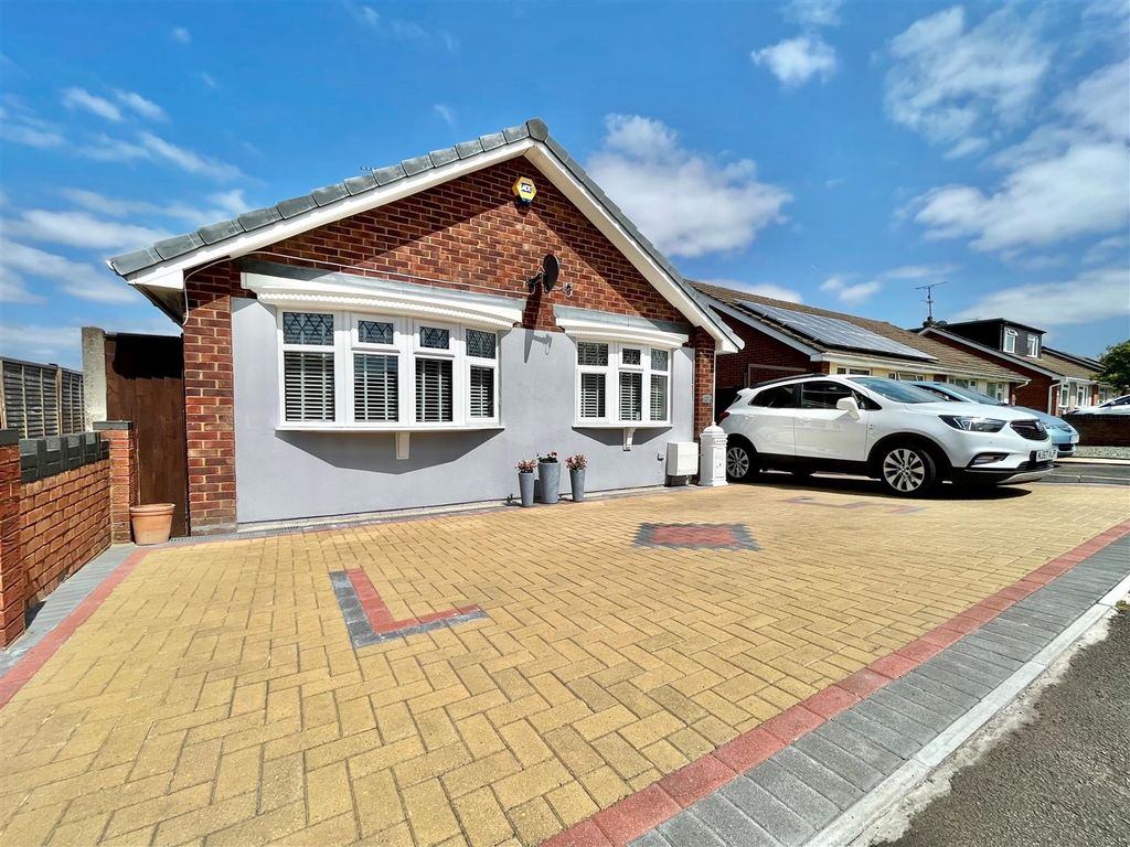 2 bed detached bungalow for sale in Warwick Avenue, Tuffley, Gloucester