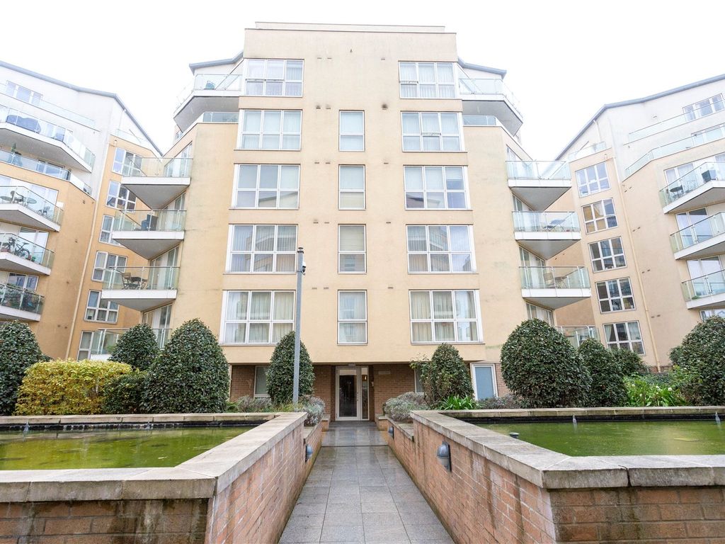 2 bed flat to rent in Water Gardens Square, Canada Water, London SE16