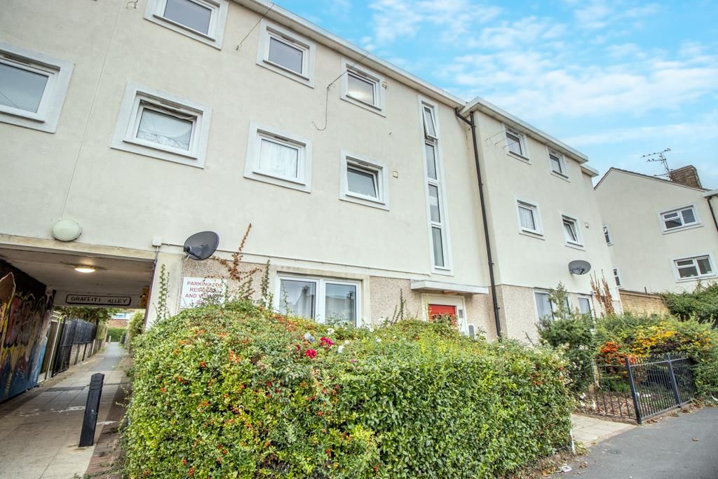 2 bed flat for sale in Rochford Garden Way, Rochford SS4, £170,000 Zoopla