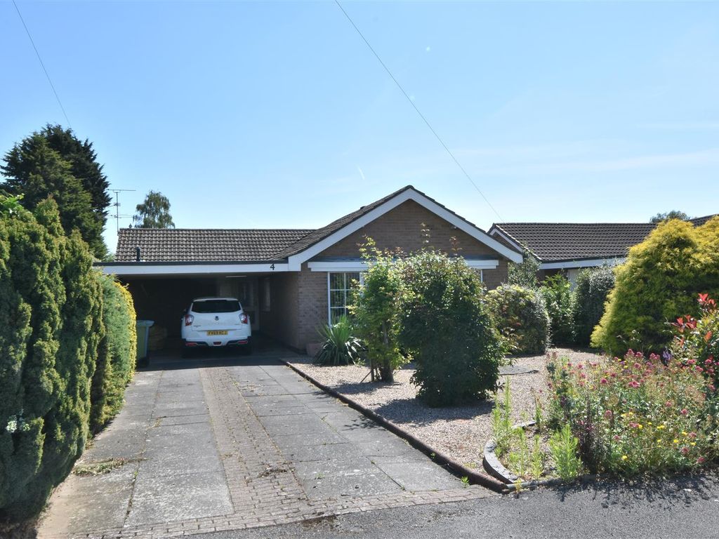3 bed detached bungalow for sale in The Lawns, Collingham, Newark NG23
