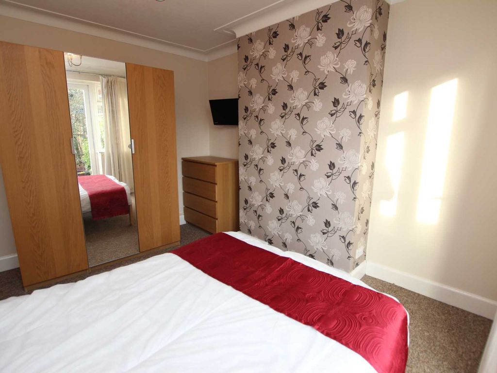 Room to rent in Chiltern Crescent, Reading RG6, £585 pcm Zoopla