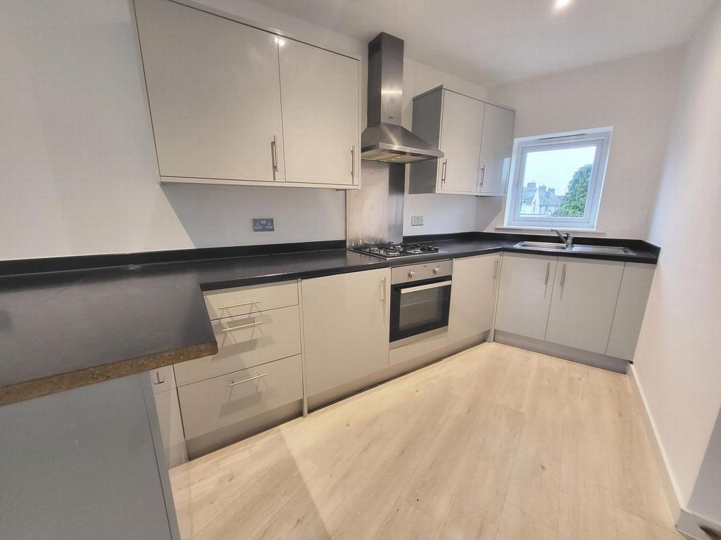 2 bed flat to rent in Heathway, Dagenham RM10 Zoopla
