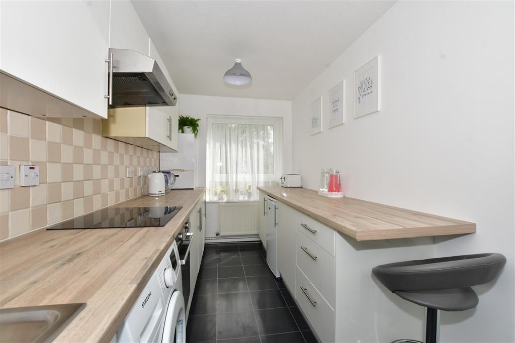 2 bed flat for sale in Basinghall Gardens, Sutton, Surrey SM2, £280,000