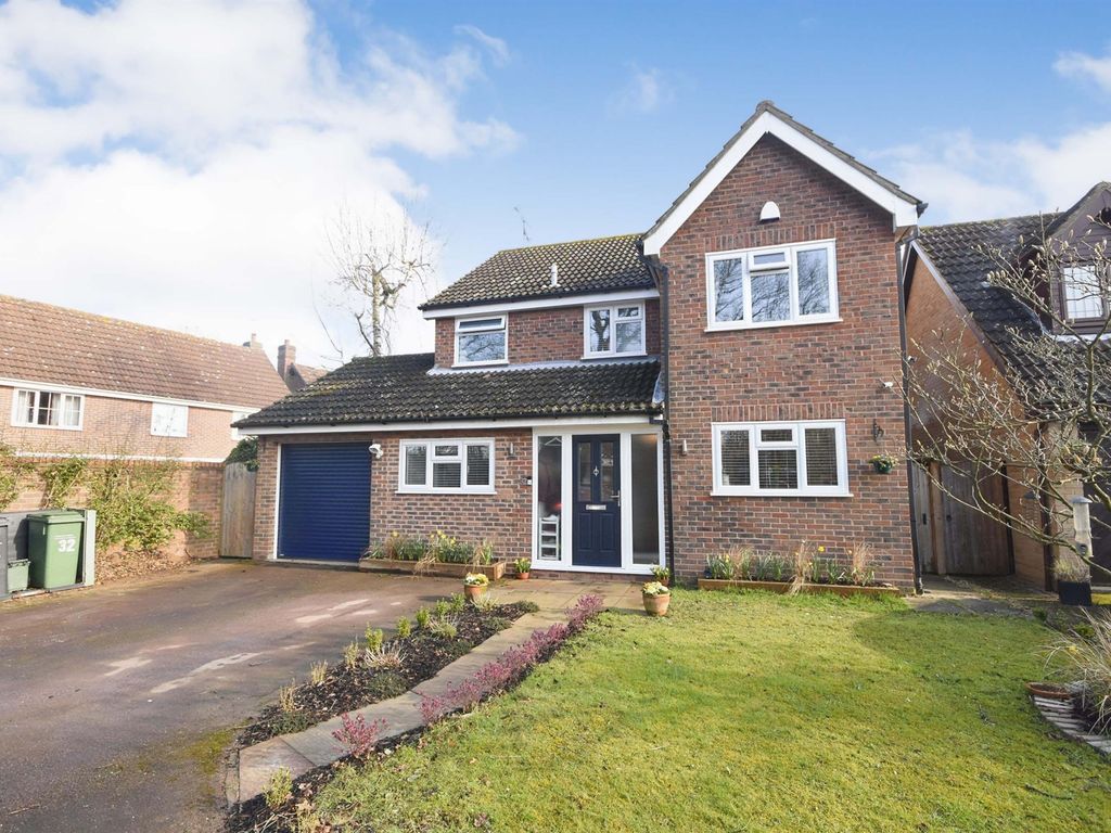 4 bed detached house for sale in Ennerdale Avenue, Great Notley