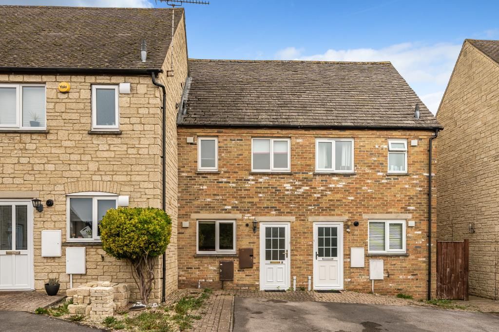 2 bed terraced house for sale in Barrington Close, Witney OX28, £