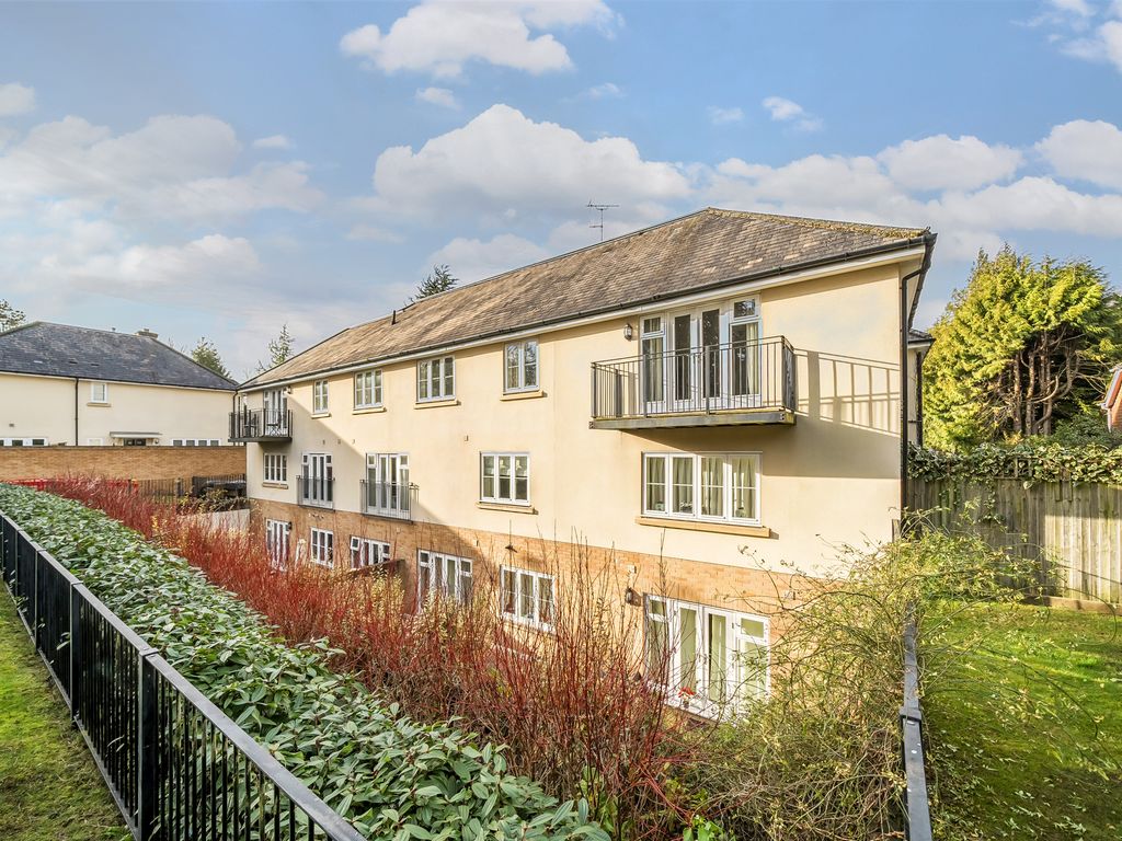 2 bed flat for sale in Chilbolton Avenue, Winchester SO22, £450,000