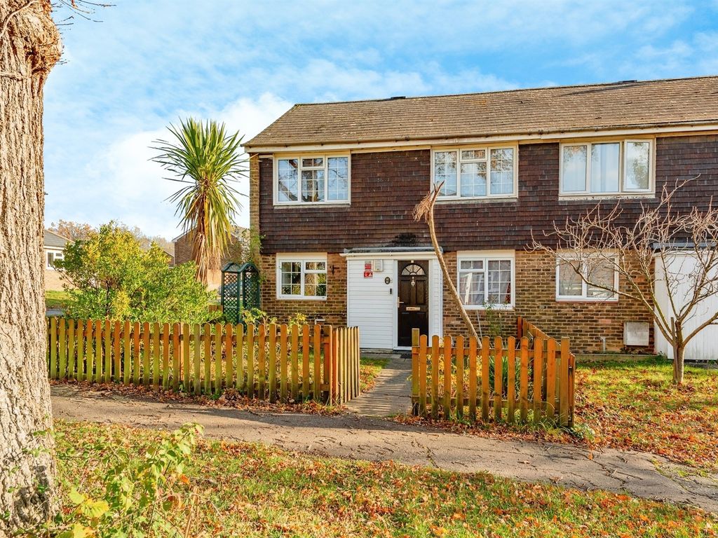 3 bed semidetached house for sale in Teesdale, Crawley RH11, £415,000