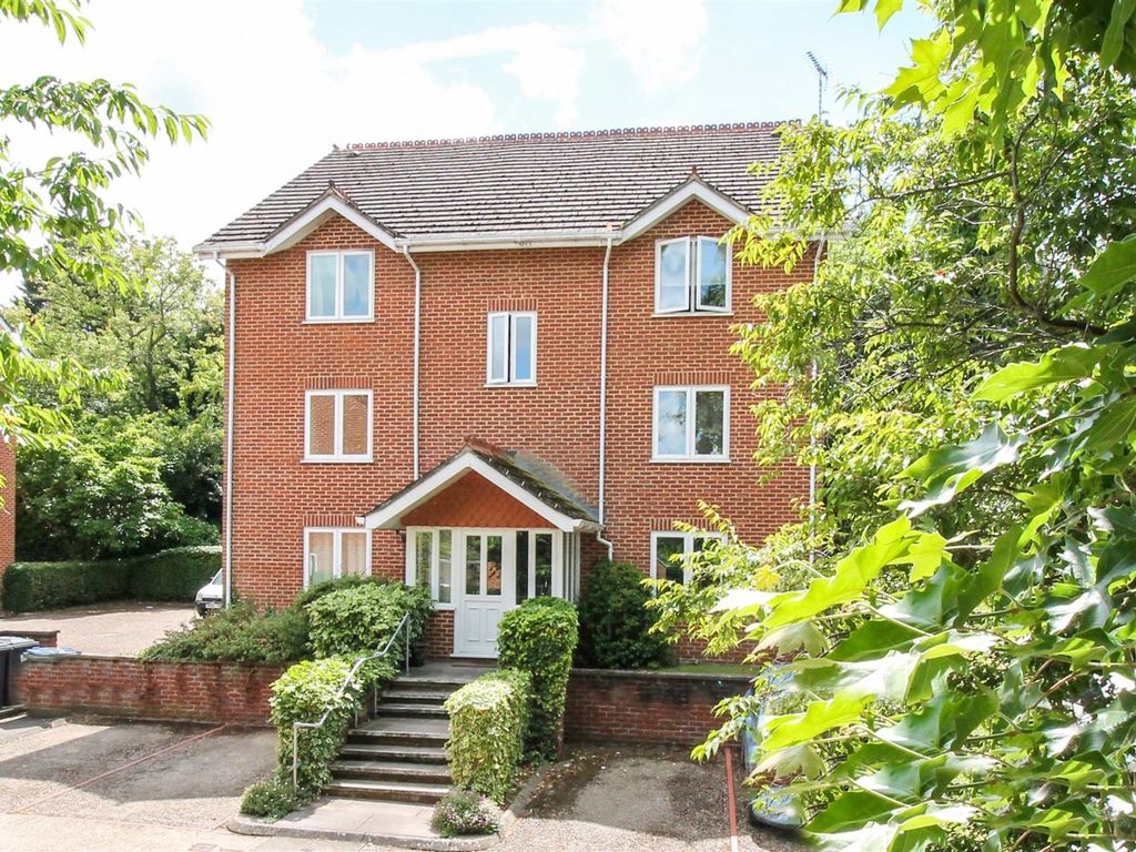 1 bed flat for sale in Thornfield Green, Blackwater, Camberley GU17