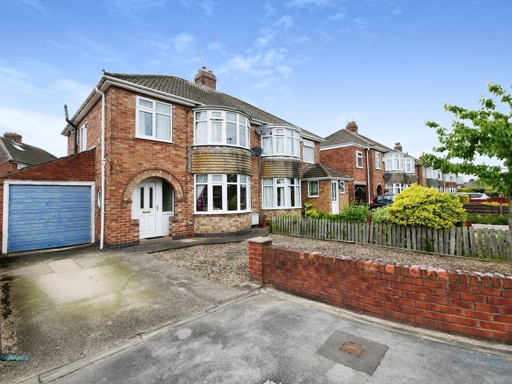 3 bed semidetached house for sale in Hawthorn Spinney, York, North