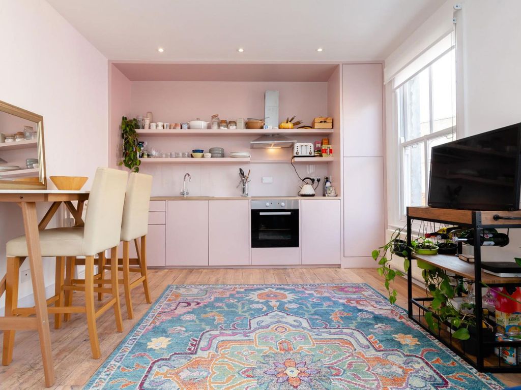 3 bed flat to rent in Victoria Park Road, London E9, £3,200 pcm Zoopla