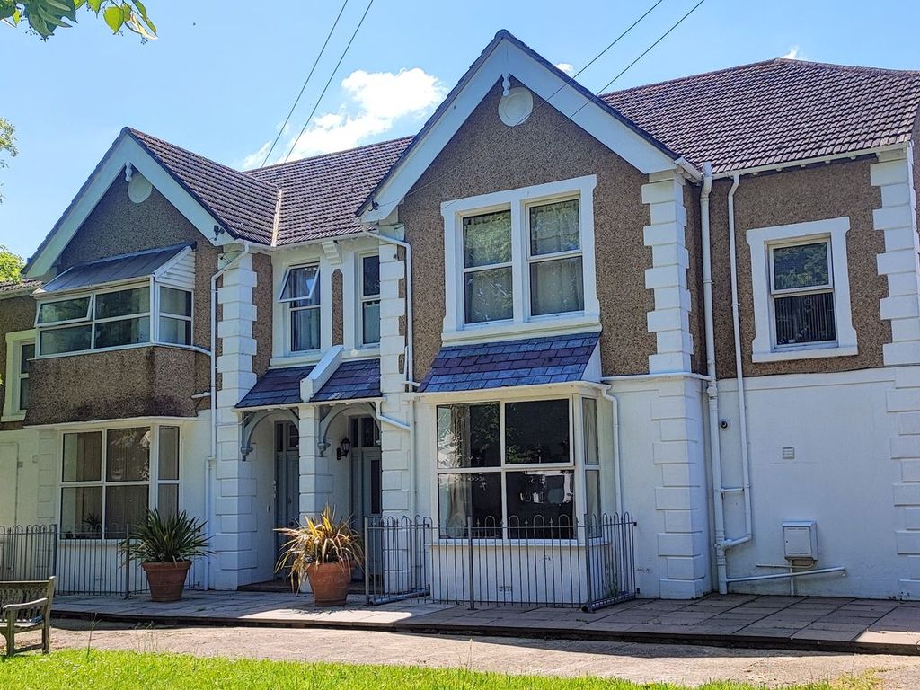 5 bed semidetached house for sale in Queens Square, Glamis Street