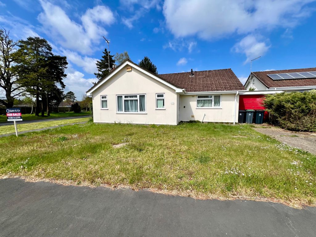 3 bed detached bungalow for sale in The Chase, Verwood BH31, £350,000