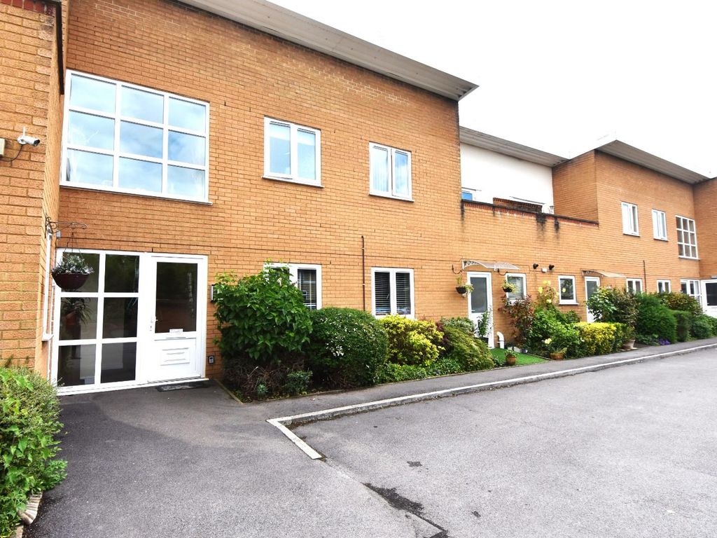 2 bed to rent in Road, Bristol