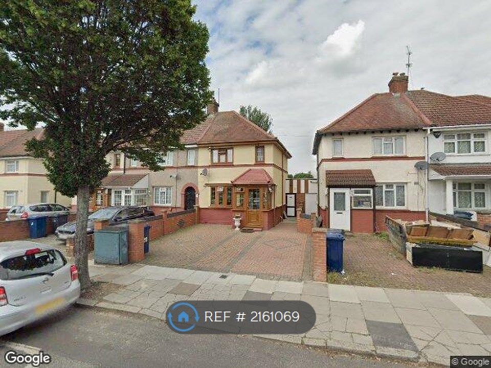 Room to rent in Allenby Road, Southall UB1, £800 pcm Zoopla