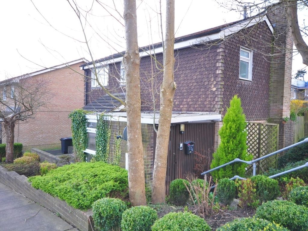 1 bed flat to rent in Rough Rew, Dorking RH4, £900 pcm Zoopla