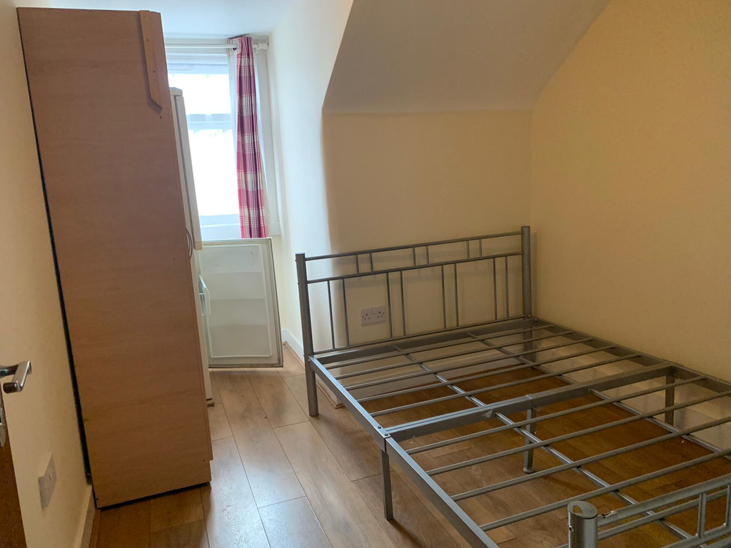 Room to rent in High Road, Ilford IG1, £500 pcm Zoopla