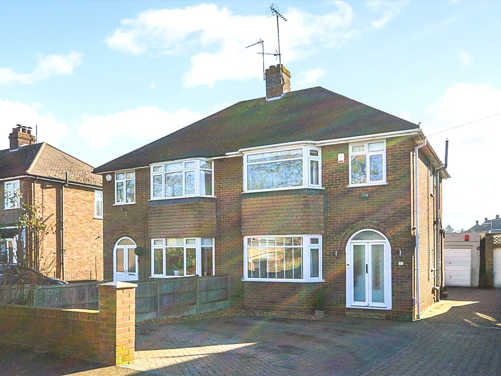 3 bed semidetached house for sale in Halfmoon Lane, Dunstable