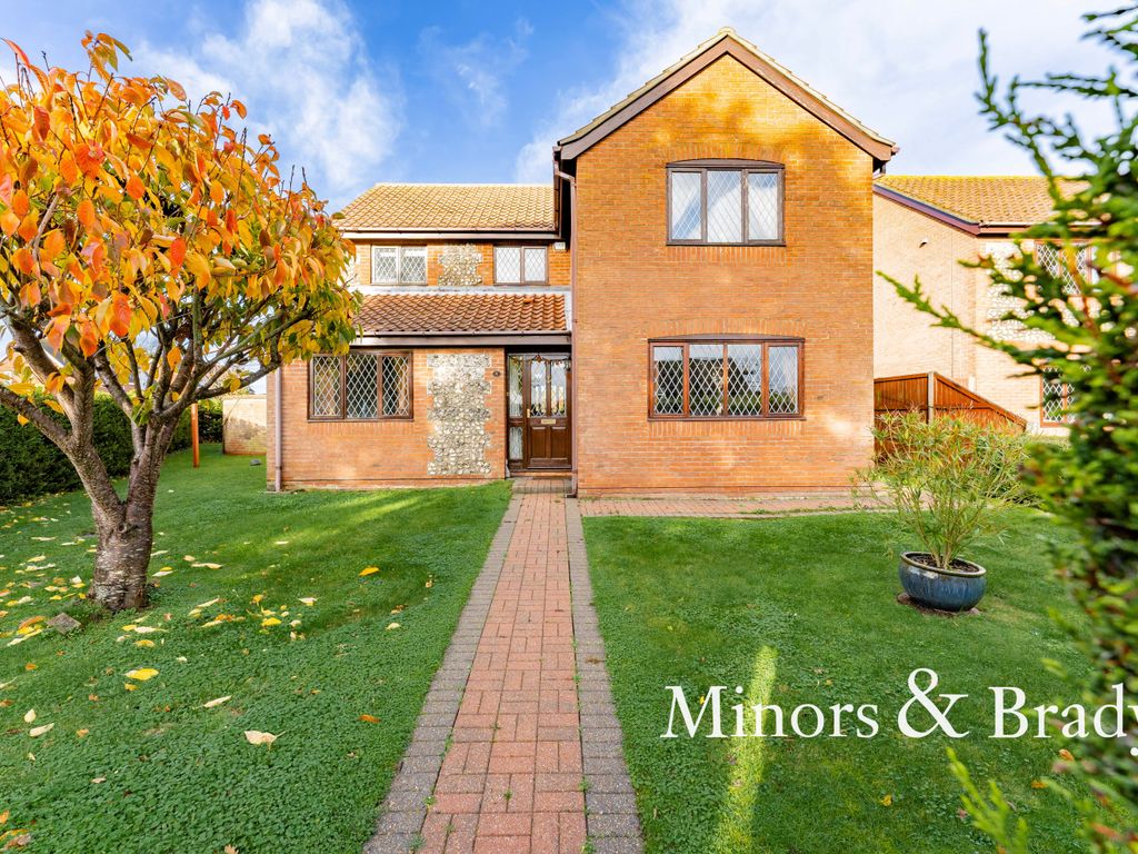 4 bed detached house for sale in Pickwick Drive, Blundeston, Lowestoft