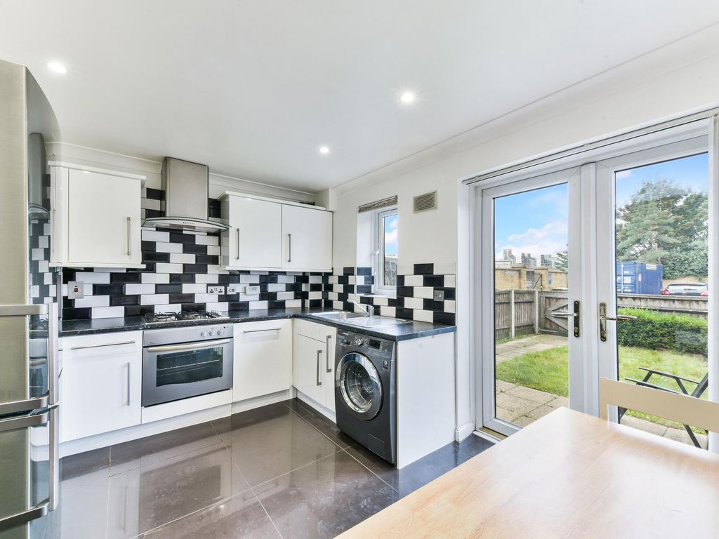 2 bed property to rent in Britannia Gate, Royal Docks, London E16, £