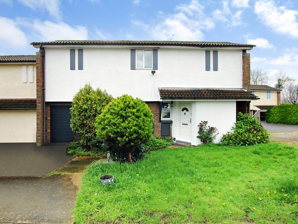 3 bed end terrace house for sale in The Vale, Basildon SS16, £360,000