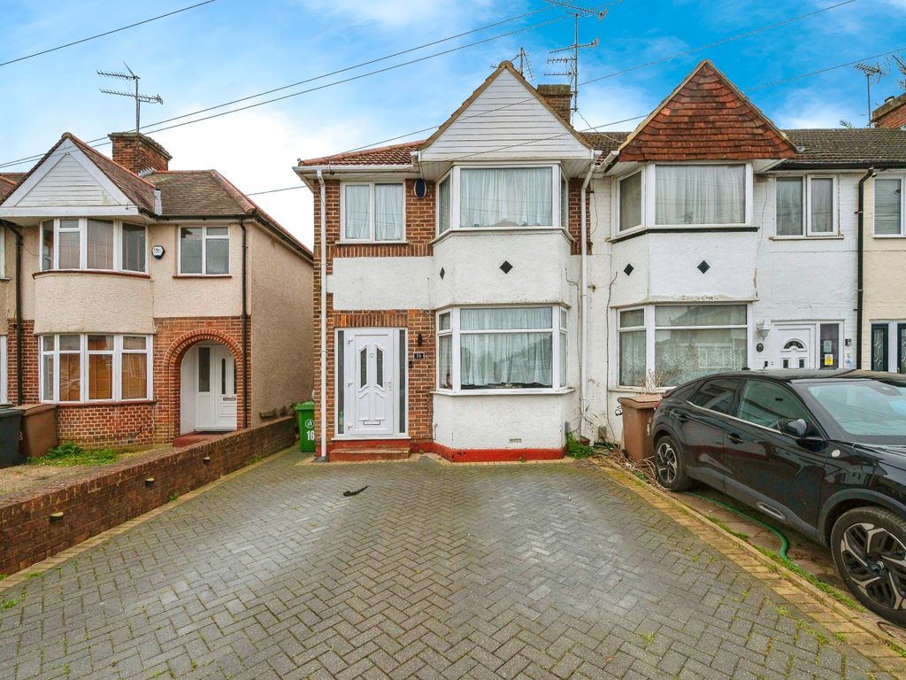 3 bed end terrace house for sale in Willow Way, Luton, Bedfordshire LU3