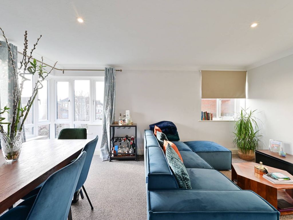 2 bed flat to rent in Worple Road, Raynes Park, London SW20, £2,150 pcm