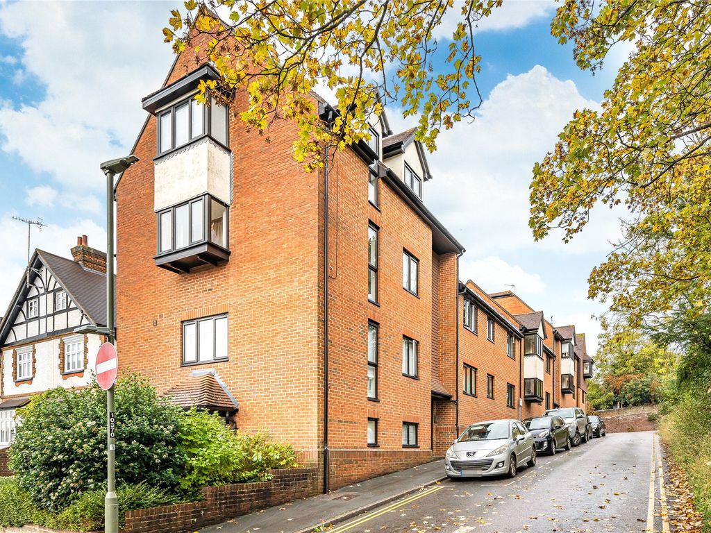 1 bed flat for sale in Warren Road, Guildford, Surrey GU1, £275,000