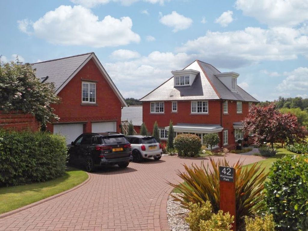 5 bed detached house for sale in Wychwood Park, Weston CW2, £825,000