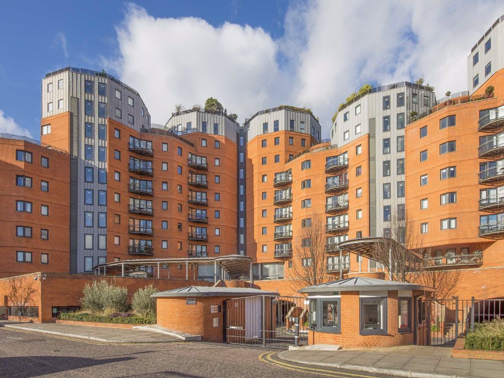 3 bed flat to rent in Arnhem Place, London E14 Zoopla