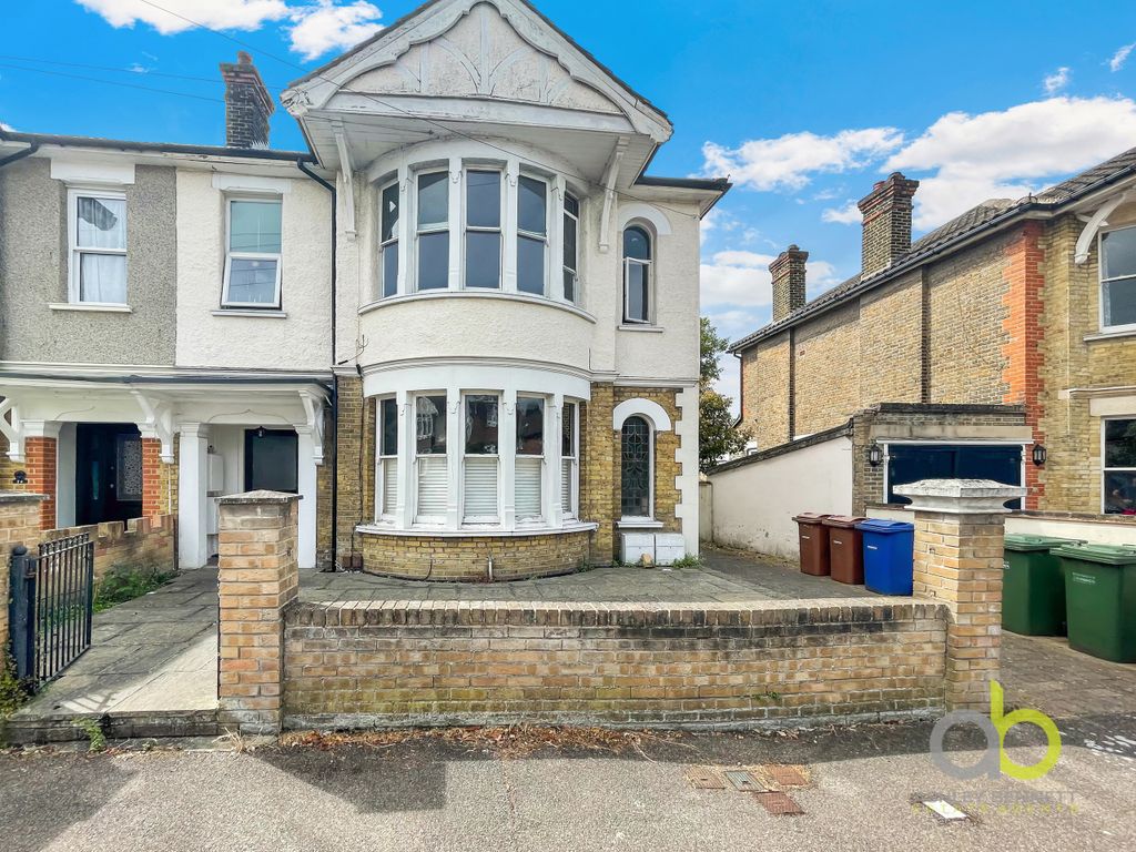 2 bed flat for sale in High View Avenue, Grays RM17 Zoopla