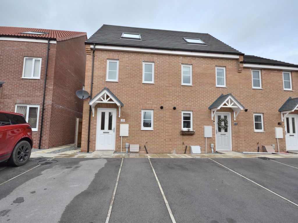 3 bed terraced house to rent in Viola Close, Kingswood, Hull HU7, £825