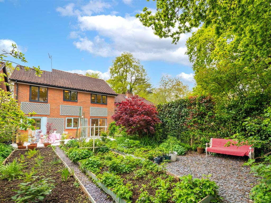 5 bed detached house for sale in Hazelhurst, Horley RH6 Zoopla