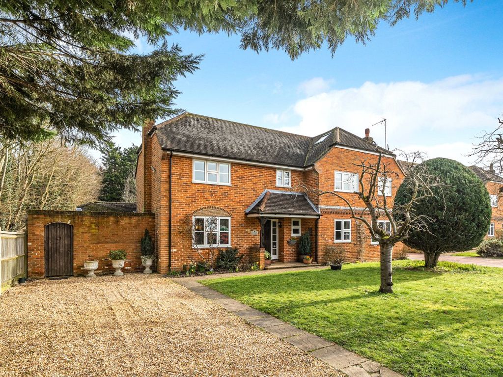 4 bed semidetached house for sale in Burpham, Guildford, Surrey GU4, £