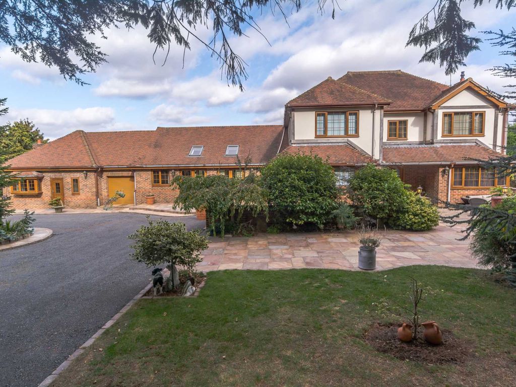 4 bed detached house for sale in Blunsdon Hill, Blunsdon, Swindon SN26