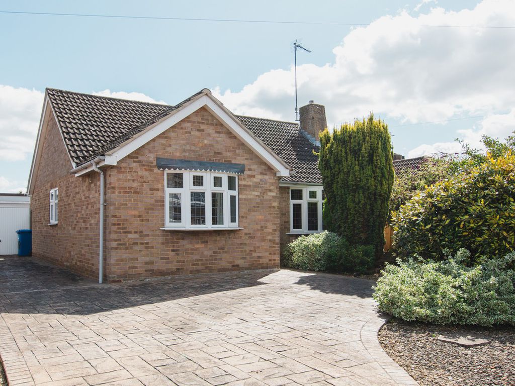 3 bed detached bungalow for sale in Horton Road, Middleton Cheney OX17