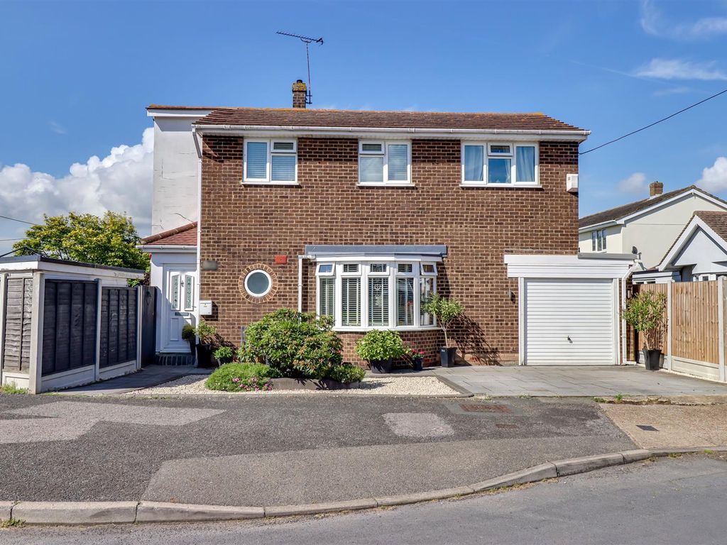 4 bed detached house for sale in Maurice Road, Canvey Island SS8, £