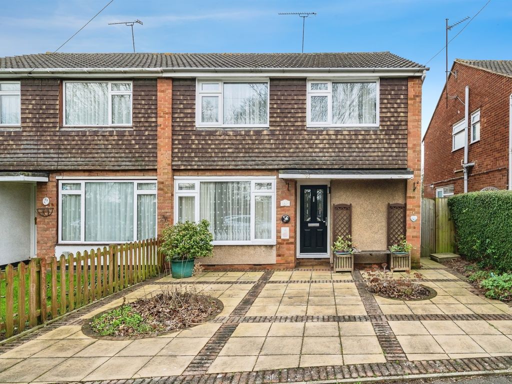 3 bed semidetached house for sale in Pastures Way, Luton LU4, £270,000