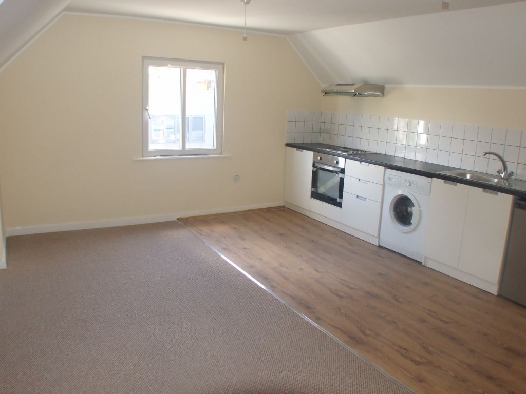 1 bed flat to rent in Upton Road, Watford WD18, £995 pcm Zoopla