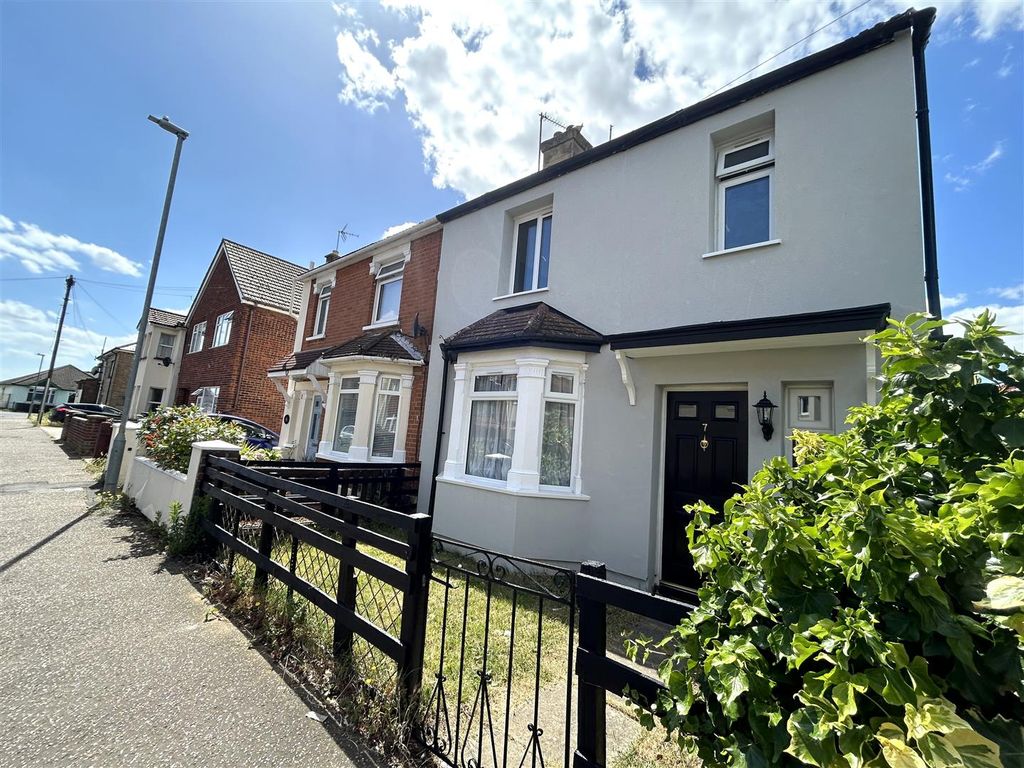 2 bed semidetached house to rent in Victory Road, ClactonOnSea CO15