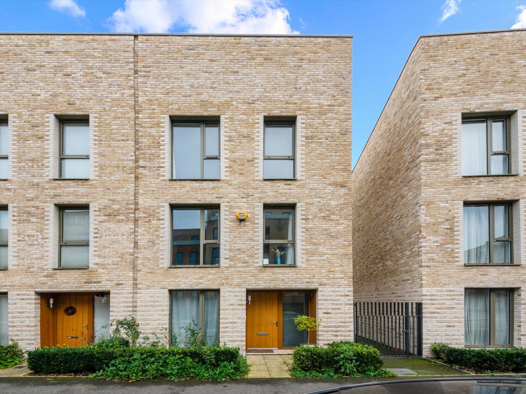 3 bed terraced house to rent in Lacey Drive, Edgware HA8, £2,700 pcm