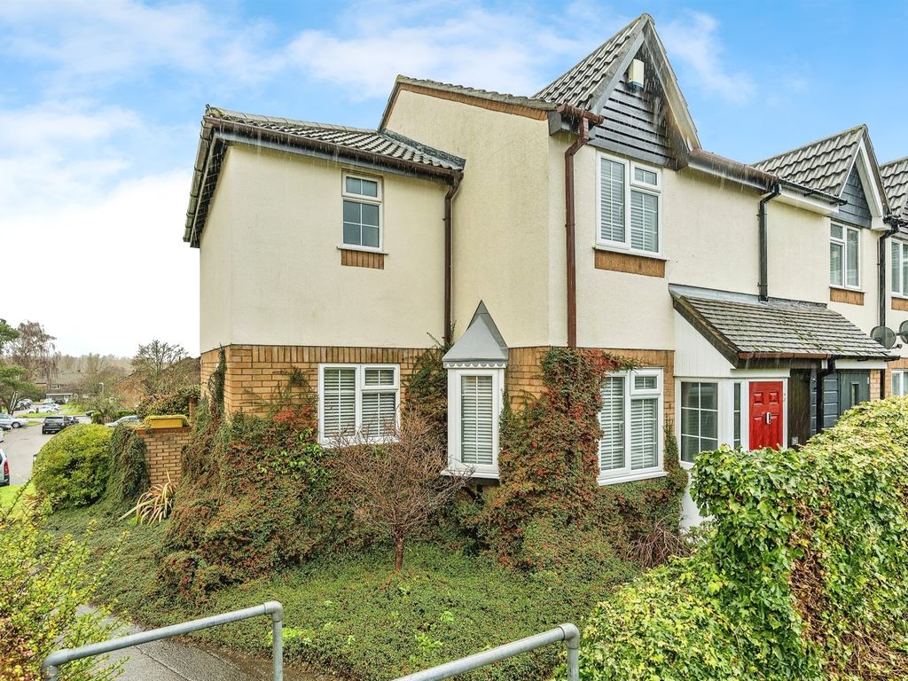3 bed end terrace house for sale in Betjeman Close, Larkfield