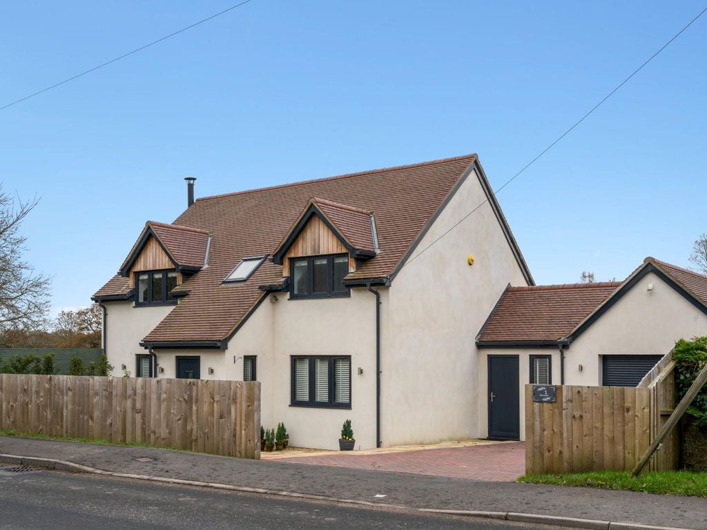 3 bed detached house for sale in The Green, Hindon Road, Dinton