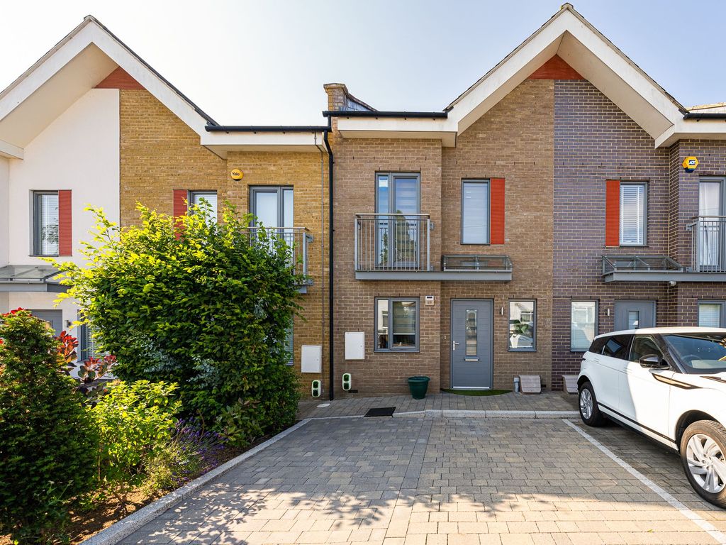 4 bed detached house to rent in Victoria Road, New EN4