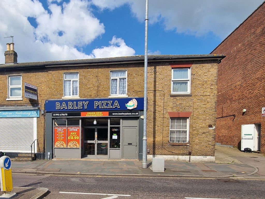 2 bed flat to rent in Turners Hill, Cheshunt, Waltham Cross EN8, £1,300