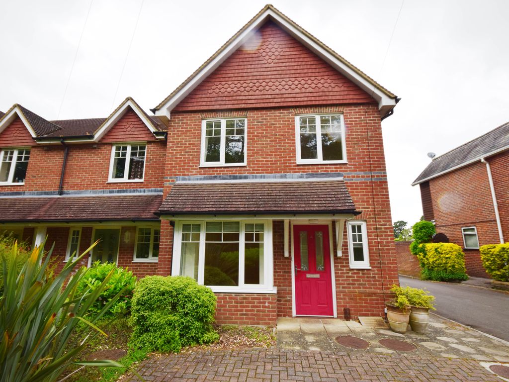 3 bed end terrace house to rent in Woodland Gardens, Hindhead GU26, £