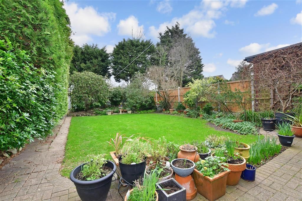 5 bed semidetached house for sale in Falmouth Gardens, Ilford, Essex