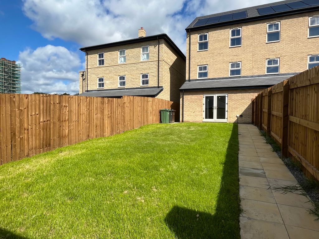 4 bed property to rent in Magnolia Road, Seacroft, Leeds LS14, £2,300