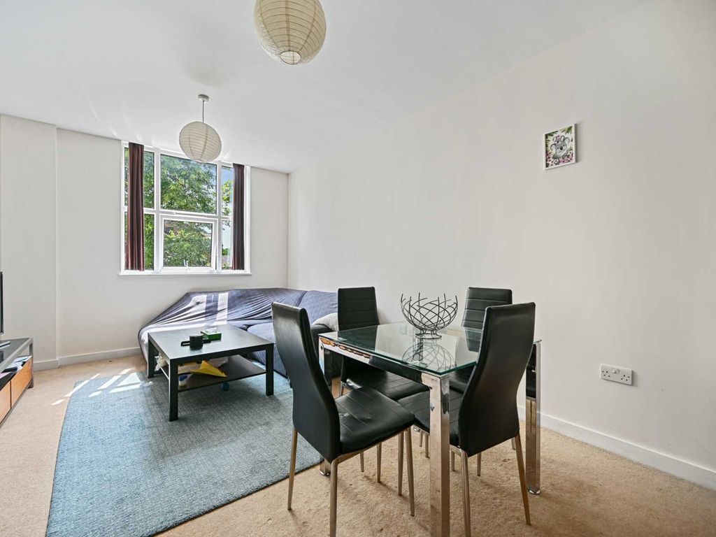 3 bed flat to rent in Bromyard Avenue, Acton W3, £2,600 pcm Zoopla