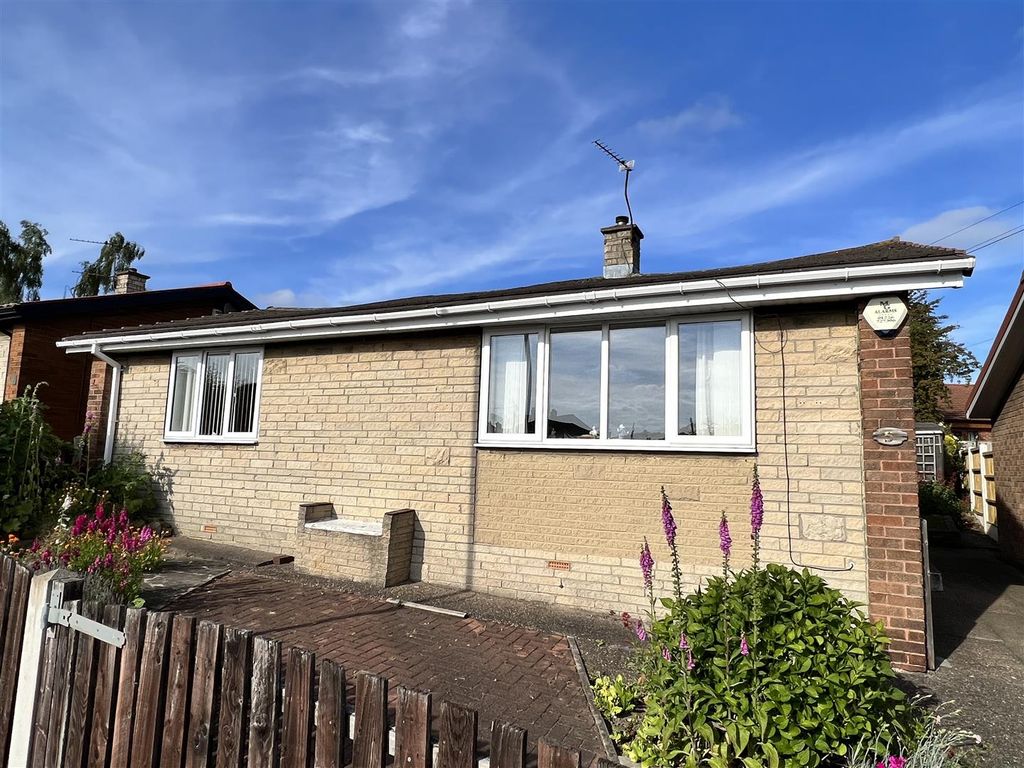 2 bed detached bungalow for sale in Ridgeway Crescent, Carlton, Barnsley S71, £90,000 Zoopla